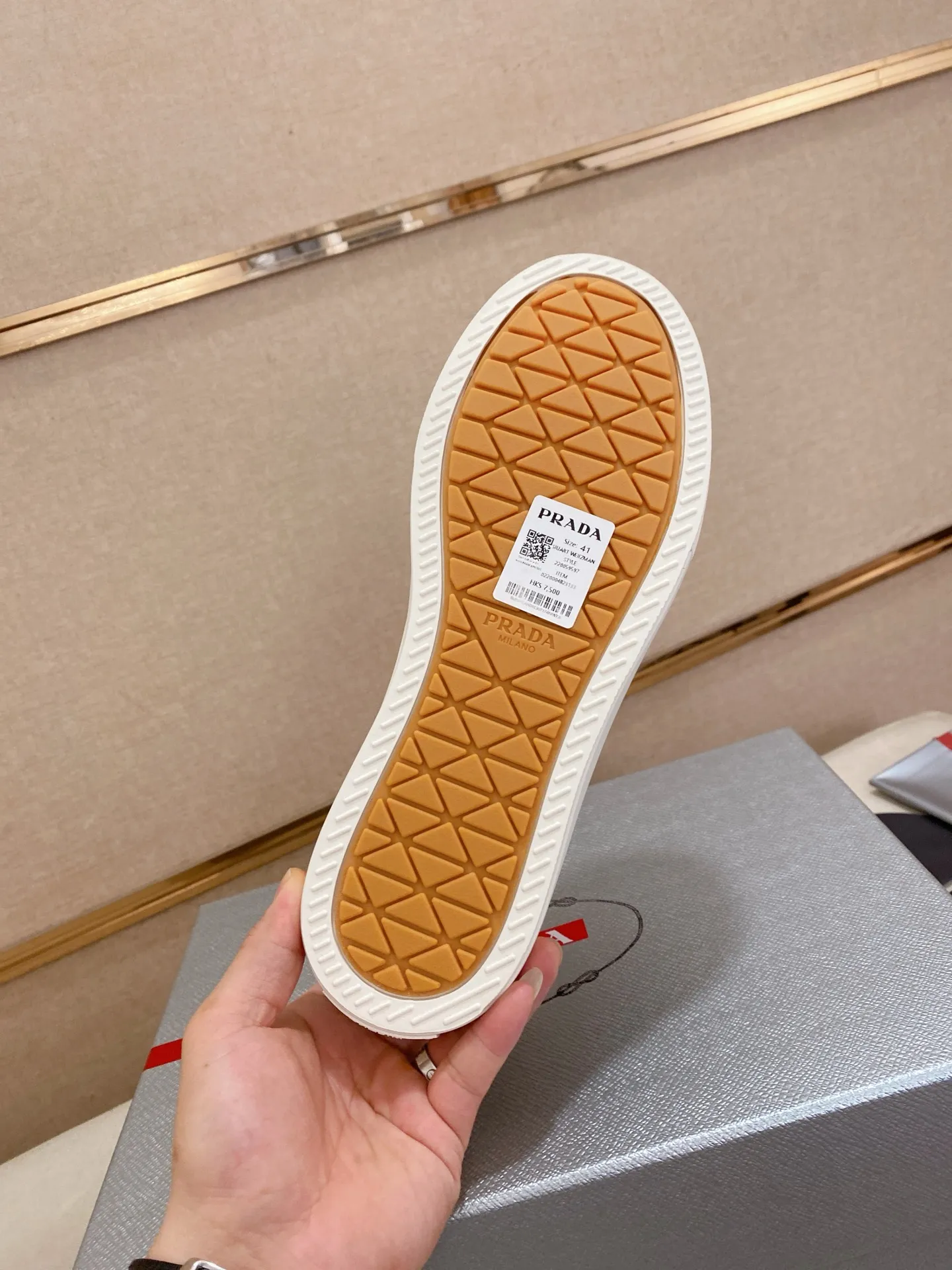 Factory price 580💰 ✔️✔️✔️High version High-quality new PRADA counters are on the market at the same time. The new men's shoes and 😘fabrics are selected from first-layer cowhide and are made by pure handicrafts. Lining: Full cowhide lining. 👍🏿 High-end ☄️ air-cushion molded anti-slip rubber outsole, exquisite lines, simple and elegant, comfortable and high-end for leisure travel. Code number: 38 to 44 (45 can be customized)